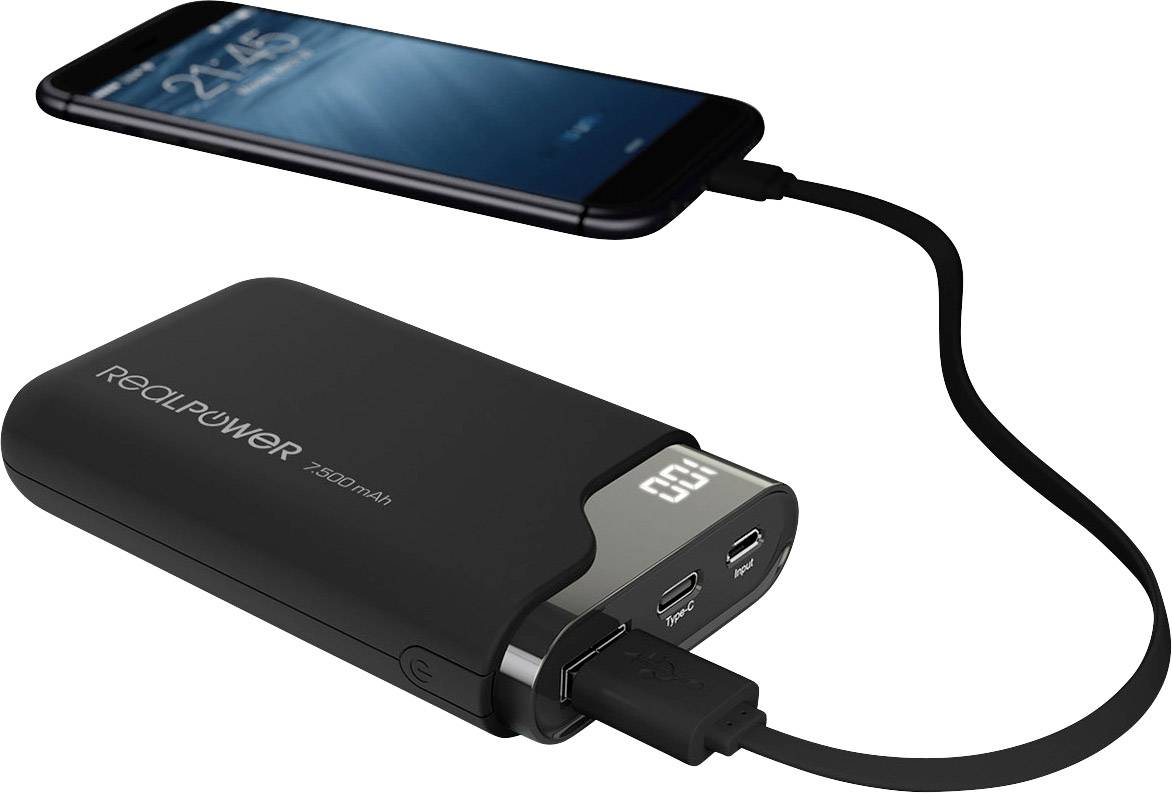 Een smartphone wordt via een USB-kabel aangesloten op en opgeladen met een zwarte powerbank van RealPower.