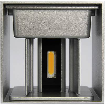 Een rechthoekige zilveren LED-wandlamp, toont een binnenin gelegen, langwerpig geel gloeilicht. Geschikt voor moderne ruimteverlichting.