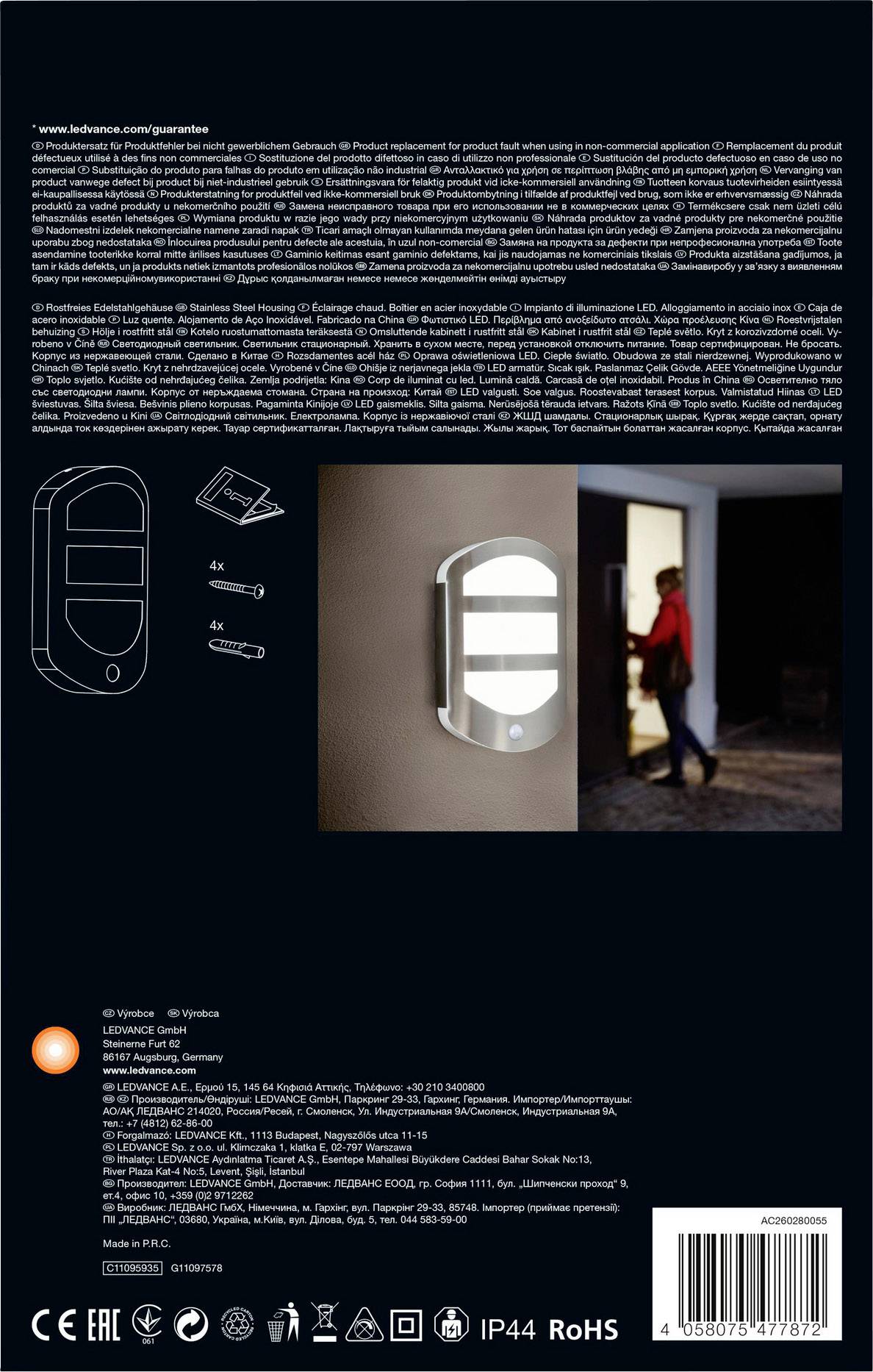 Buitenverlichting, wandmontage, LED-armatuur, verlicht de gevel. Rechts staat een persoon in een deuropening.