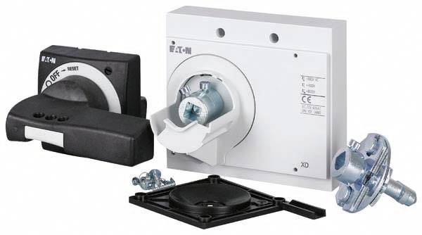 Industriële schakelaars van Eaton met toebehoren, inclusief schroeven en een montageplaat. Geschikt voor elektrische installaties.