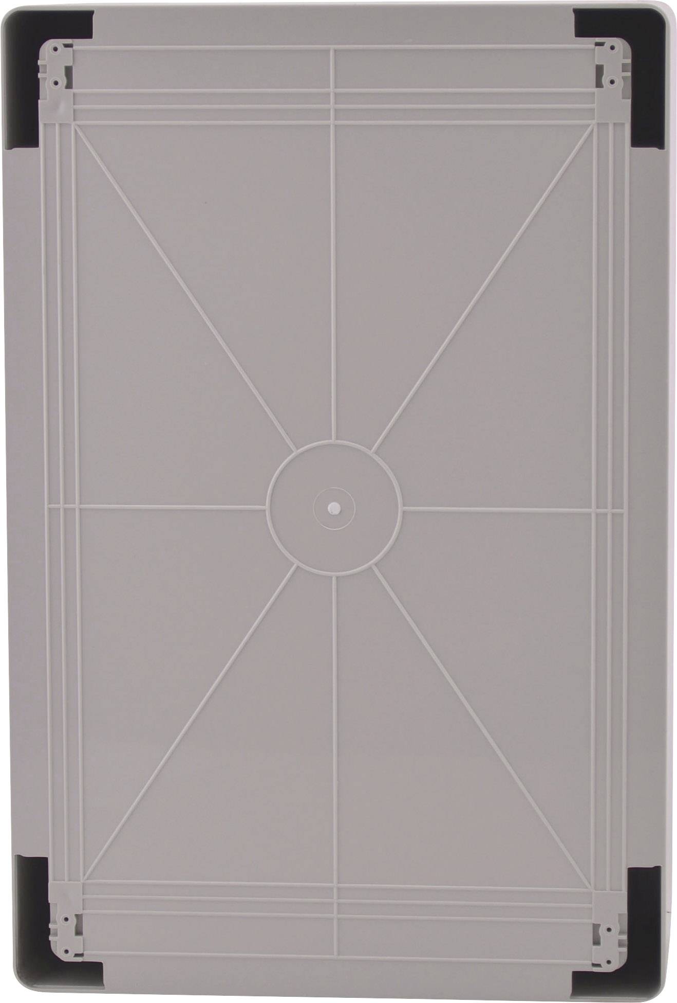 Een grijze kunststof doos met rechthoekige vorm en symmetrische lijnpatronen op het deksel.