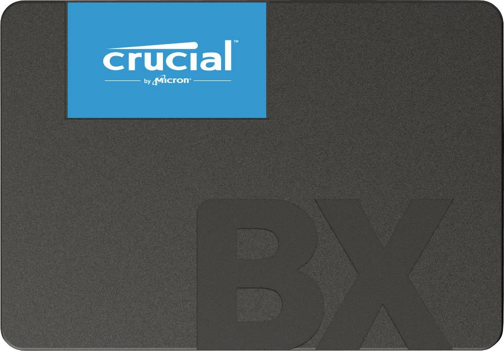 Een zwarte harde schijf met het blauwe 'crucial by Micron' logo linksboven en grote letters 'BX' rechtsonder.