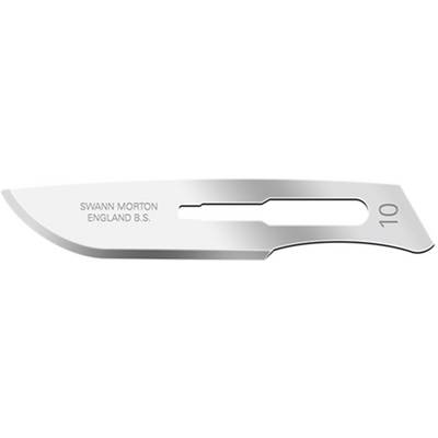 Afgebeeld is een chirurgisch scalpel van Swann Morton, Engeland, modelnummer 10, zilverachtig glanzend, gebruikt in operaties.