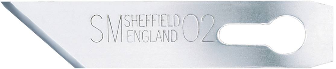 Metalen mes met de gravure 'SM Sheffield England 02'. Het mes heeft een puntige vorm en een opening aan een uiteinde.