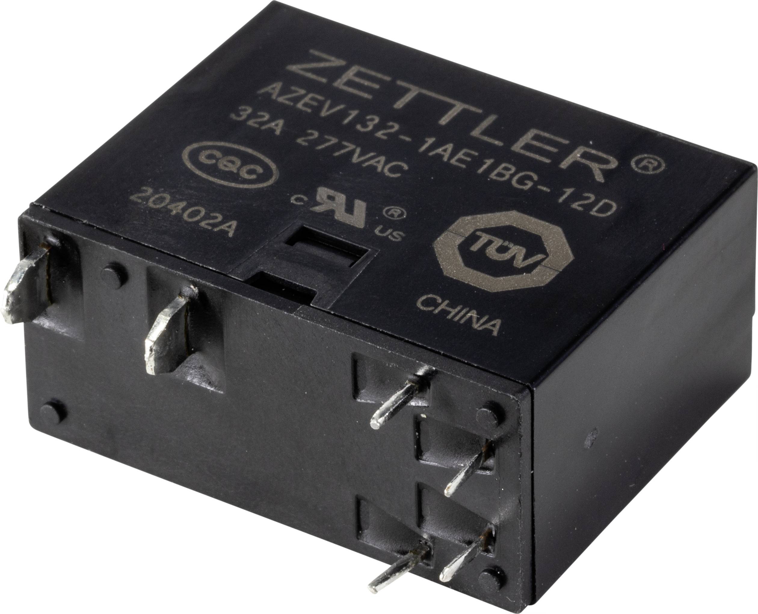 Een zwart relais van het merk Zettler, model AZEV132, met technische specificaties: 32A, 277VAC, TÜV-gekeurd, geproduceerd in China.
