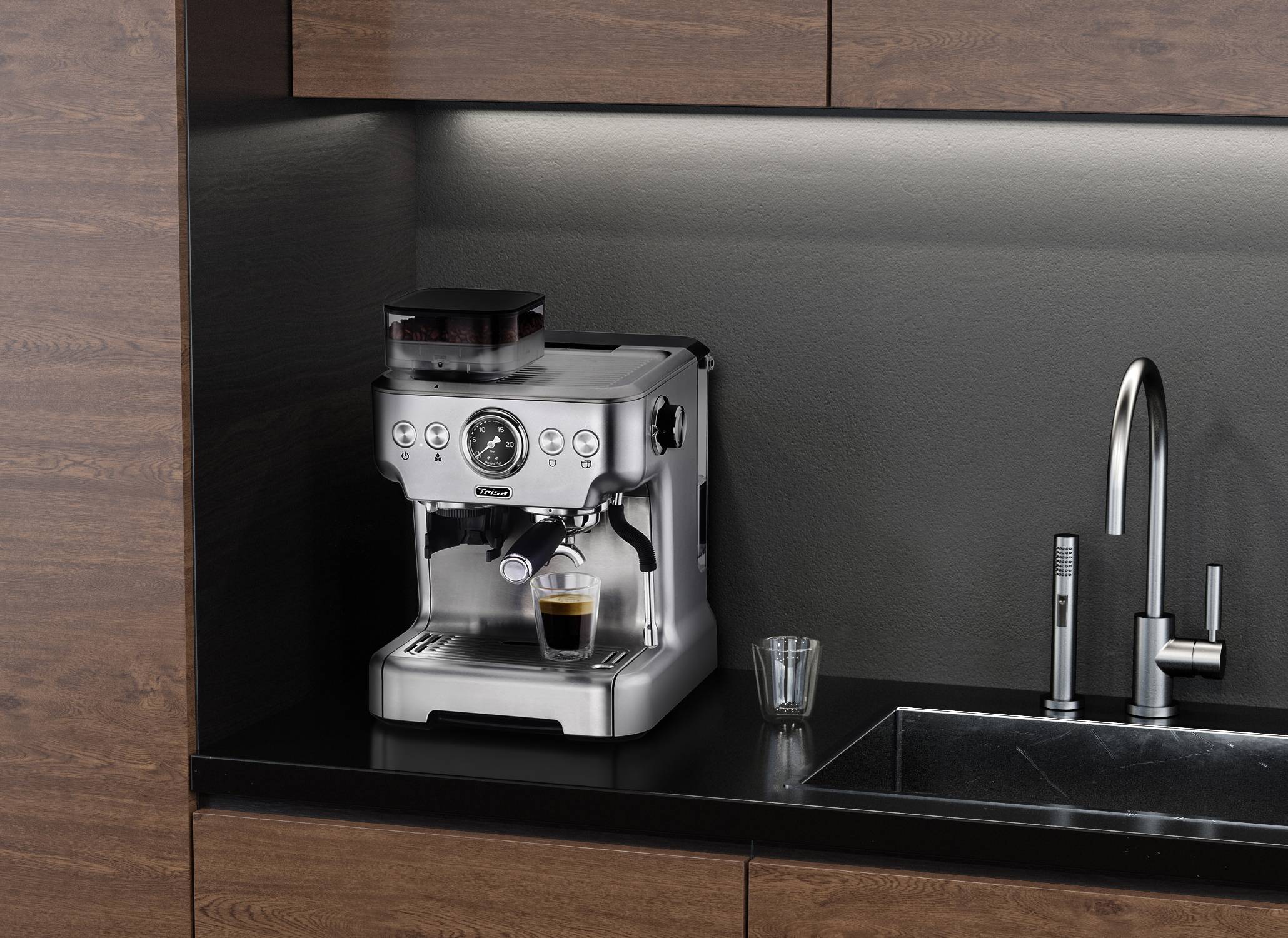 Een zilveren espressomachine op een aanrecht naast een gootsteen vult een kopje met verse espresso.