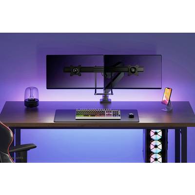 Een moderne werkplek met twee monitors op een bureau, een RGB-toetsenbord en een smartphone in een houder; heldere en georganiseerde opstelling.