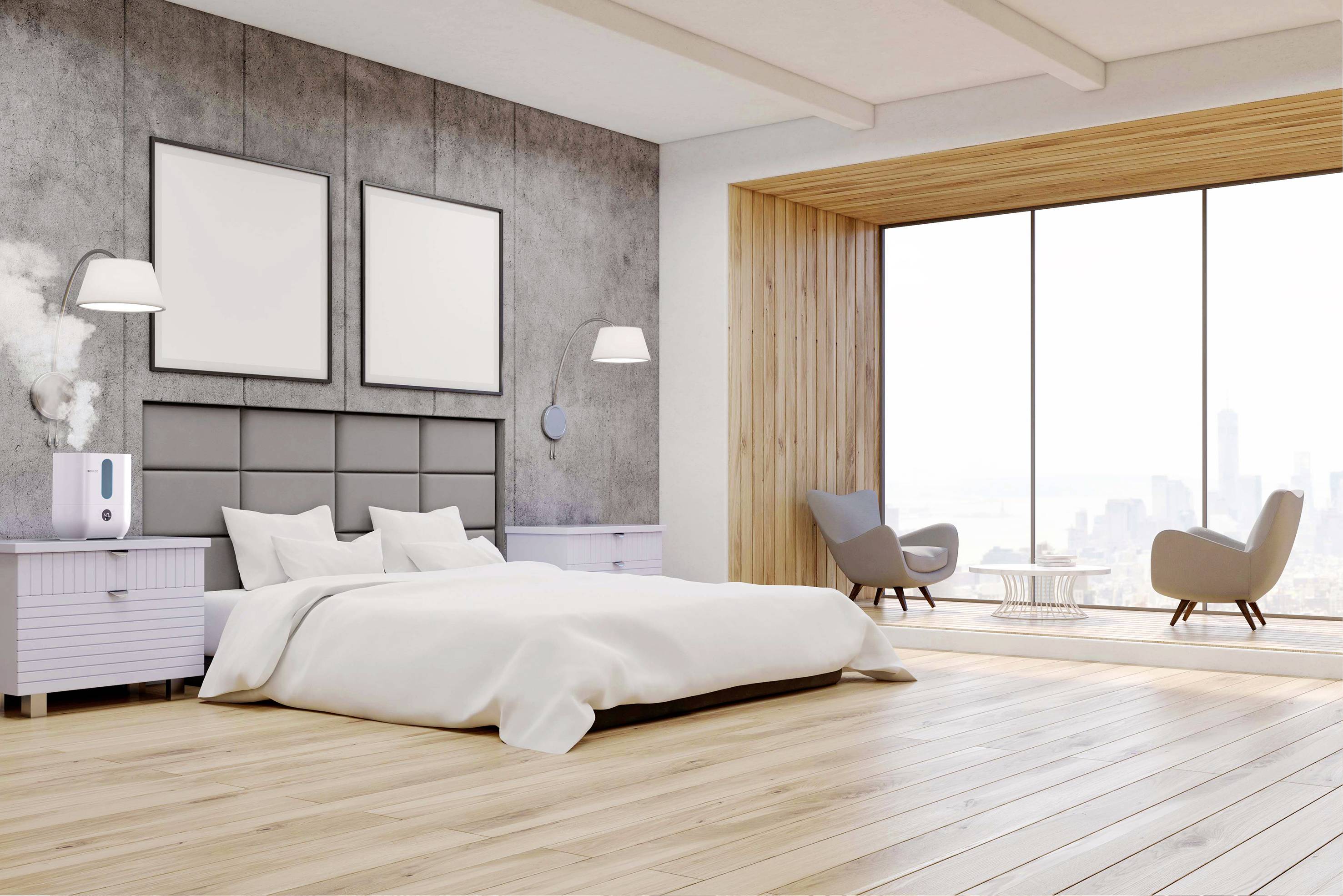 Een modern slaapkamer met een groot bed, een luchtvochtigheidsregelaar op een dressoir, twee fauteuils en een groot raam met uitzicht op de stad.