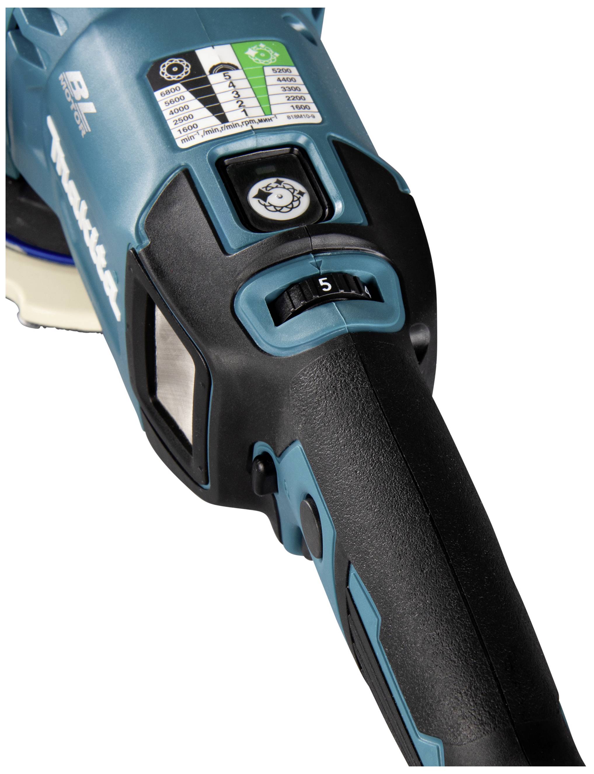 Een blauwe elektrische haakse slijper, van dichtbij gefotografeerd met focus op de bedieningselementen en labels op het oppervlak.