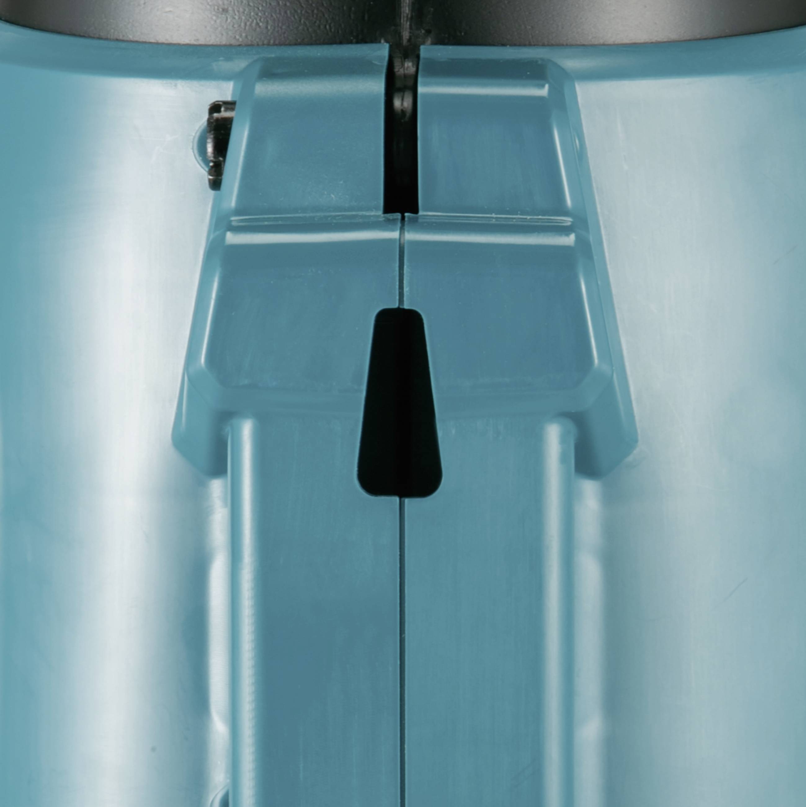 Close-up van een machinedeel met een centrale component van metaal en kunststof, voorzien van een gleuf in het midden.