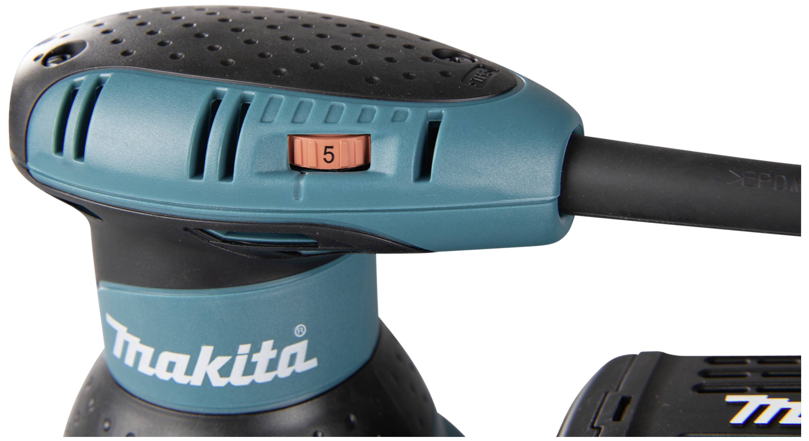Een blauwe Makita excentrische slijper met een zwarte handgreep en een oranje toerental-regelaar, ingesteld op niveau 5.
