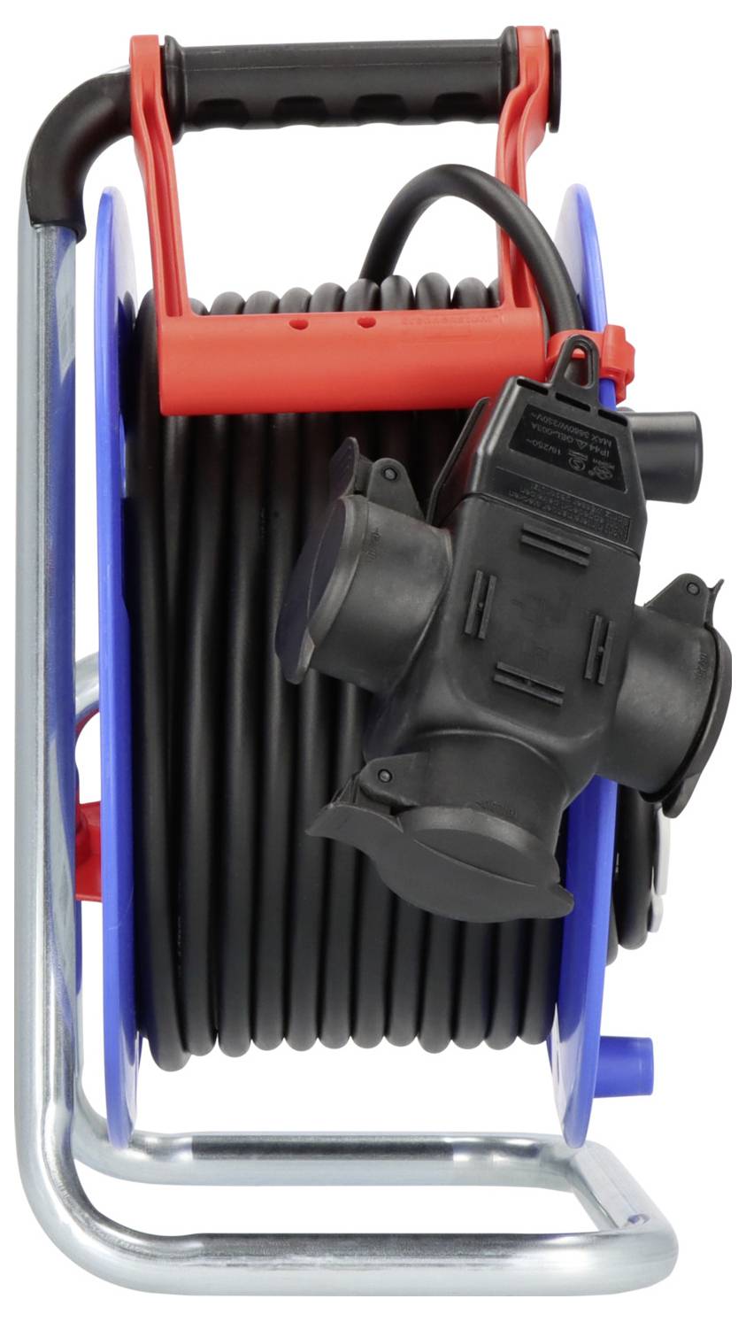 Een draagbare slangenhaspel met een opgerolde zwarte slang gemonteerd op een rood en blauw metalen frame, met een zwarte spuitmond aan de voorkant bevestigd.