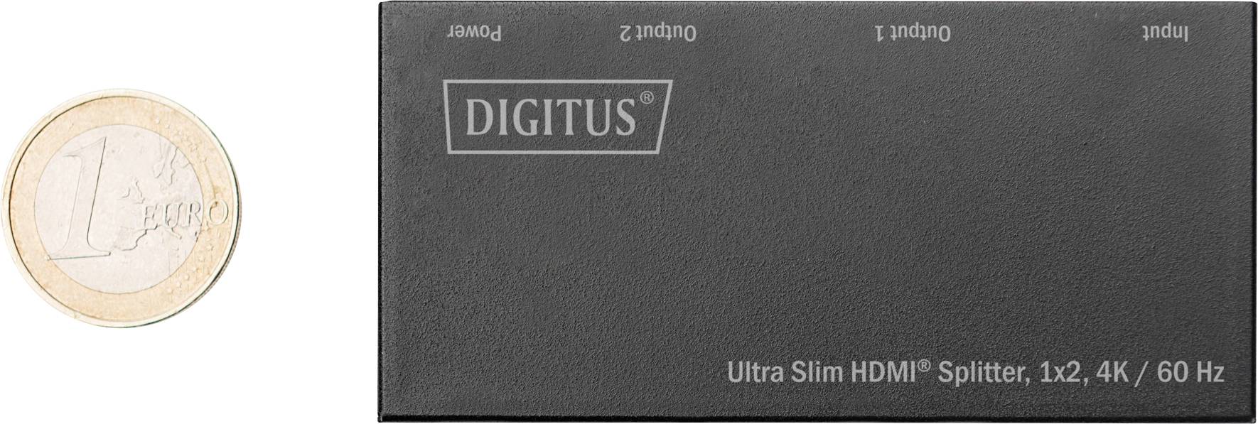 Een HDMI-splitter van 'DIGITUS' met de opdruk 'Ultra Slim HDMI Splitter, 1x2, 4K/60 Hz', naast een 1-euromunt ter grootte-vergelijking.