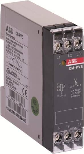 Een elektrisch relais van ABB, model CM-PVE, met aansluitingen bovenaan en een etiket met technische specificaties aan de zijkant.