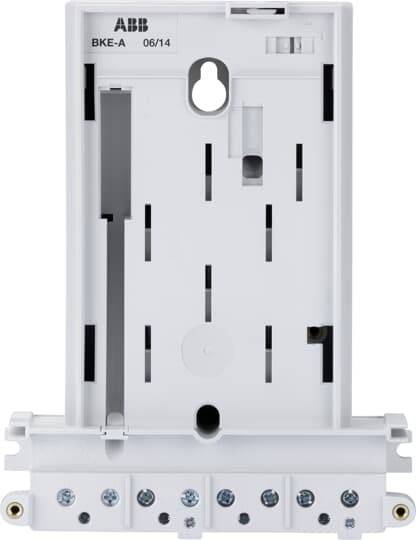 Een witte elektrische aansluitplaat met meerdere stopcontactopeningen en een bovenruimte voor wandmontage, merk ABB.
