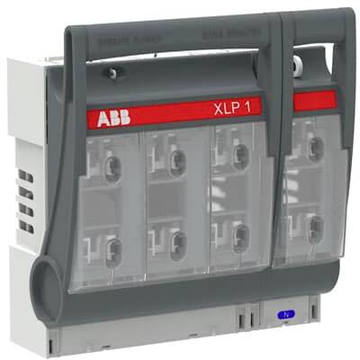 Elektrische beveiligingsschakelaar ABB XLP 1, grijs en rood, voor industriële toepassingen. Hoofdschakelaar met handmatige bedieningsgreep.