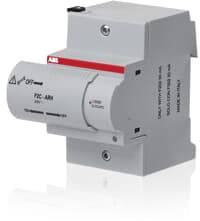 Een grijze aardlekschakelaar (differentieelschakelaar) van ABB met een rood logo, gemonteerd op een DIN-rail.