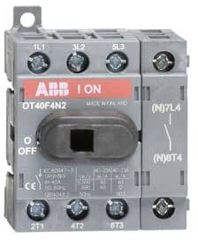 Een elektrische schakelaar van het merk ABB, model OT40F4N2, toont de posities 'AAN' en 'UIT'.