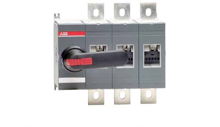 Een elektrische schakelaar met een zwarte, rode hendel aan de voorkant. Drie aansluitcontacten zijn bovenaan zichtbaar.