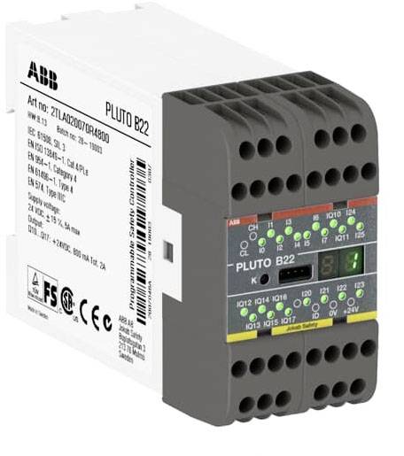 Een elektronische besturingseenheid van ABB met aanduidingen, aansluitingen en technische details zichtbaar aan de voorkant.