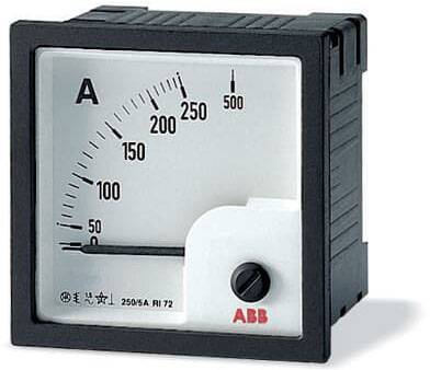 Een analoog ampèremeter toont een stroom tussen 0 en 500 ampère. De huidige aanwijzing van de wijzer geeft ongeveer 250 ampère aan.