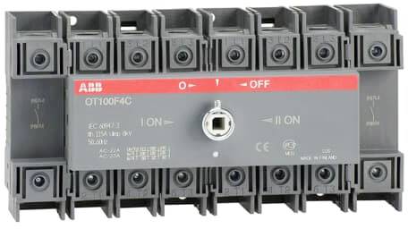 'ABB OT100F4C schakelaar met drie standen: UIT, I, II. Industriële lastscheidingsschakelaar voor het besturen van elektrische verbindingen.'