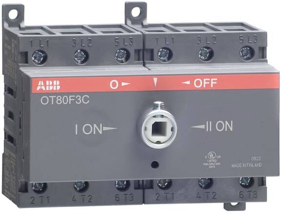 'Elektrische schakelaar van ABB, model OT80F3C, in OFF-positie. Grijze behuizing met rode streep en gemarkeerde aansluitklemmen.'