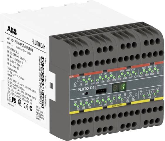 Veiligheids-PLC-module met productnaam 'PLUTO D45', veel aansluitklemmen, LED-indicatoren en technische beschrijvingen op de zijkant.