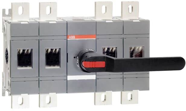 Een grijze industriële lastscheidingsschakelaar met rode hendel, gebruikt voor het veilig onderbreken van elektrische circuits, gemonteerd op een metalen plaat.