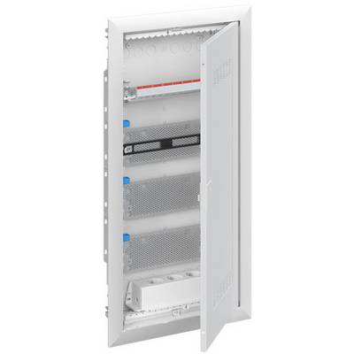 Een geopende, witte schakelkast met meerdere lege compartimenten voor elektrische componenten, gemonteerd in een muur.