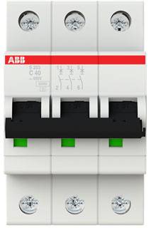 Een driefasige installatieautomaat van ABB, model S203 C40, met rode merkindicatie en groene schakelaars voor elektrische veiligheid.