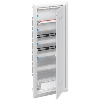 Een open schakelkast toont verschillende horizontale insteekeenheden en een gedeeltelijk geopende deur, geschikt voor bekabeling en elektra-organisatie.