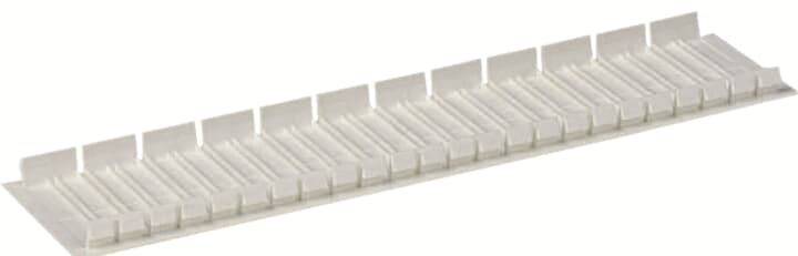Een lang, kort metalen onderdeel met een reeks verticale sleuven, mogelijk een bouwcomponent of afstandhouder.