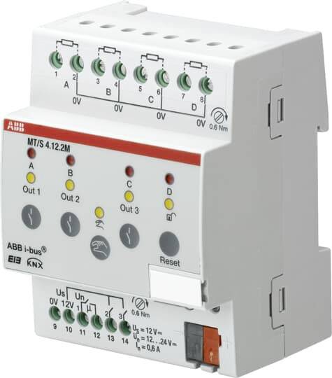 Een elektronisch apparaat, mogelijk een KNX-schakelactor van ABB, met meerdere aansluitingen en controlelampjes, vooraanzicht.