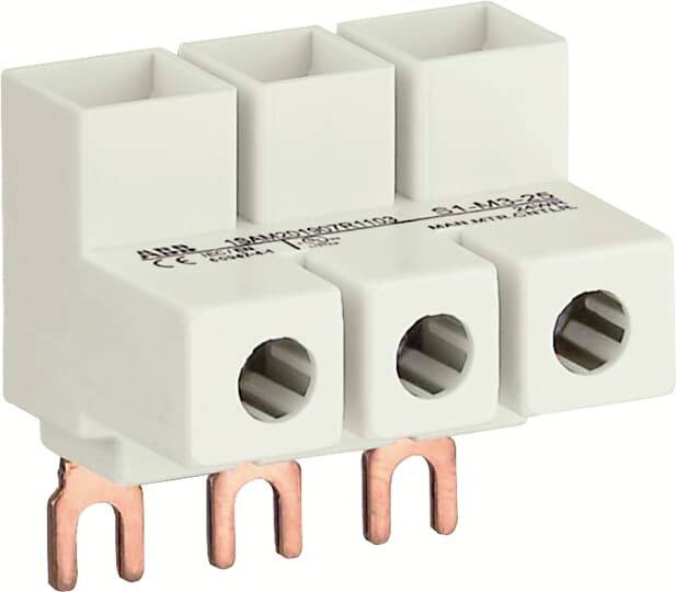 Een elektrische stekkerverbinding met drie koperaansluitingen en witte behuizingen, geschikt voor industriële toepassingen.