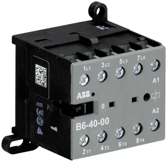 Een zwarte elektrische schakelaar met meerdere aansluitingen, voorzien van de aanduiding 'B6-40-00', en een QR-code aan de linkerkant.