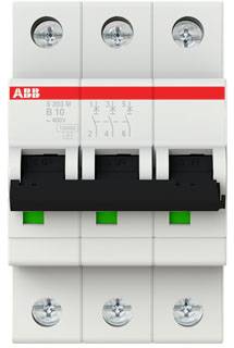 Een driepolige vermogensschakelaar van ABB met drie schakelaars en groene indicatoren, die wordt gebruikt voor de bescherming van elektrische systemen.