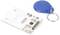 Een RFID-kaart met een blauwe RFID-tag naast een sleutelring. De kaart heeft elektronische componenten en interne schakelingen.