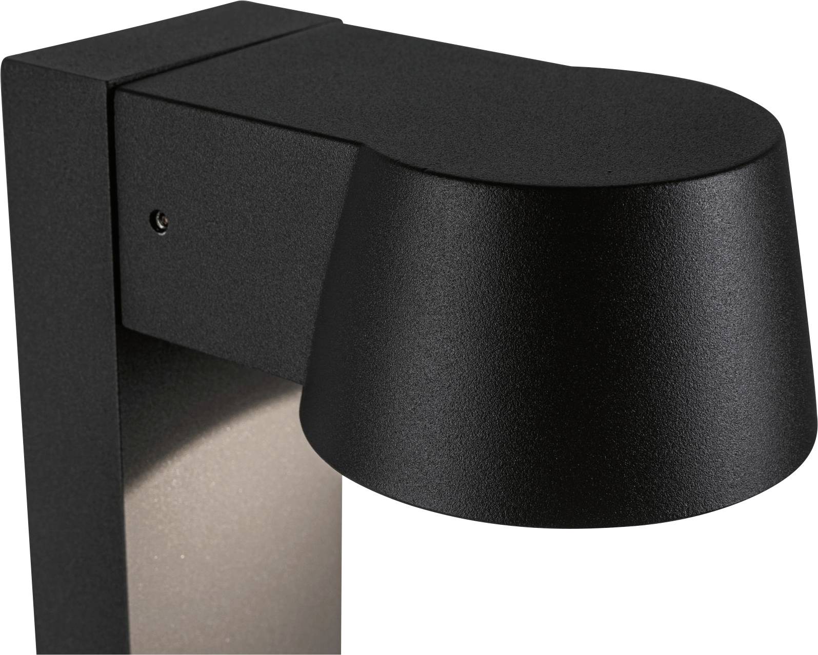 Zwarte wandlamp met ronde kap op rechthoekige voet, geschikt voor moderne buitenverlichting.