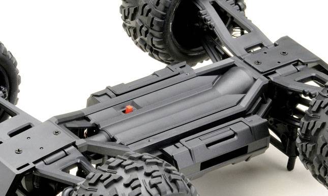 De afbeelding toont het chassis van een bestuurbare auto met grote terreinbanden en een robuuste, zwarte kunststof frame.