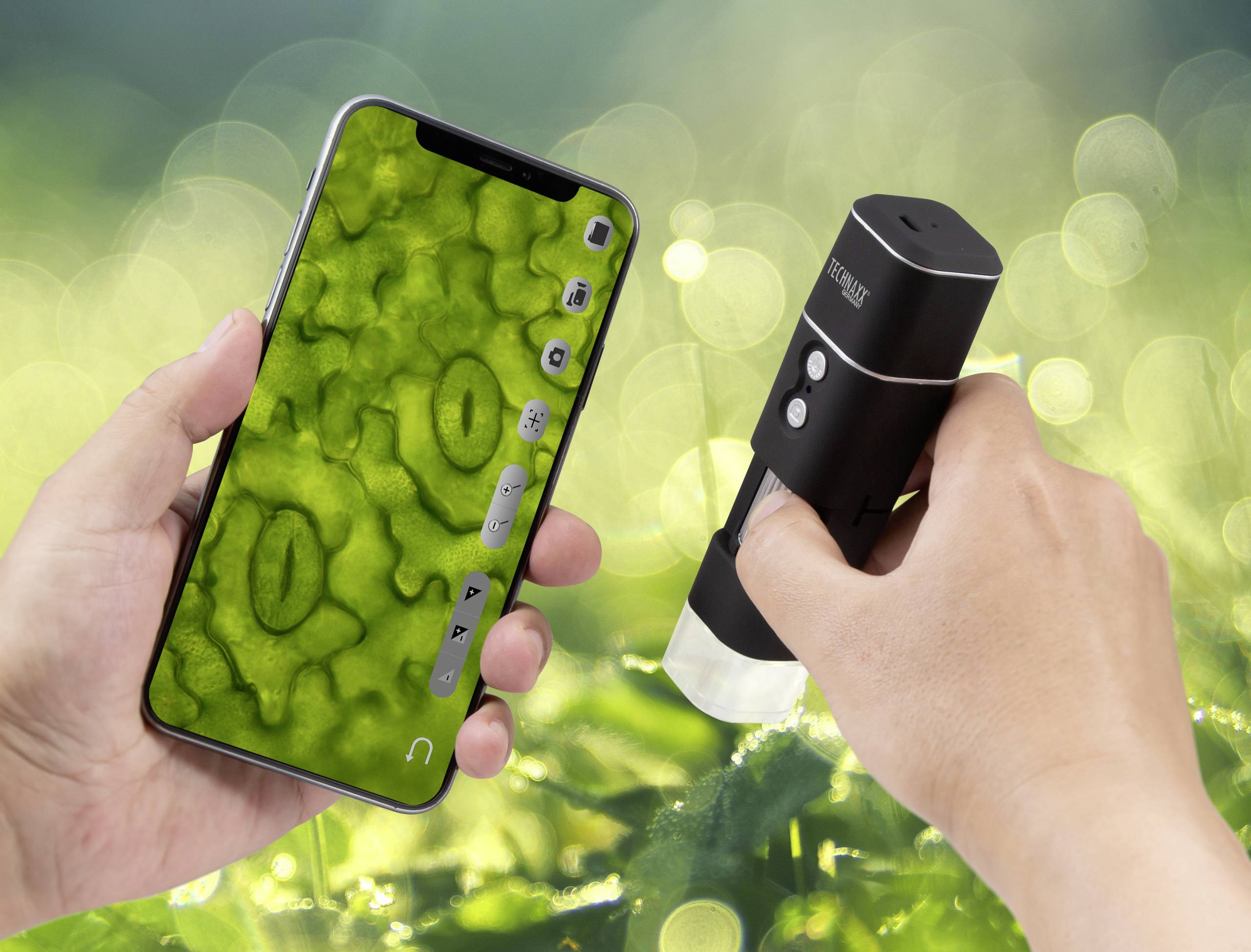 Een persoon houdt een smartphone en een digitale microscoop vast. Op het scherm is een vergrote close-up van bladcellen te zien.