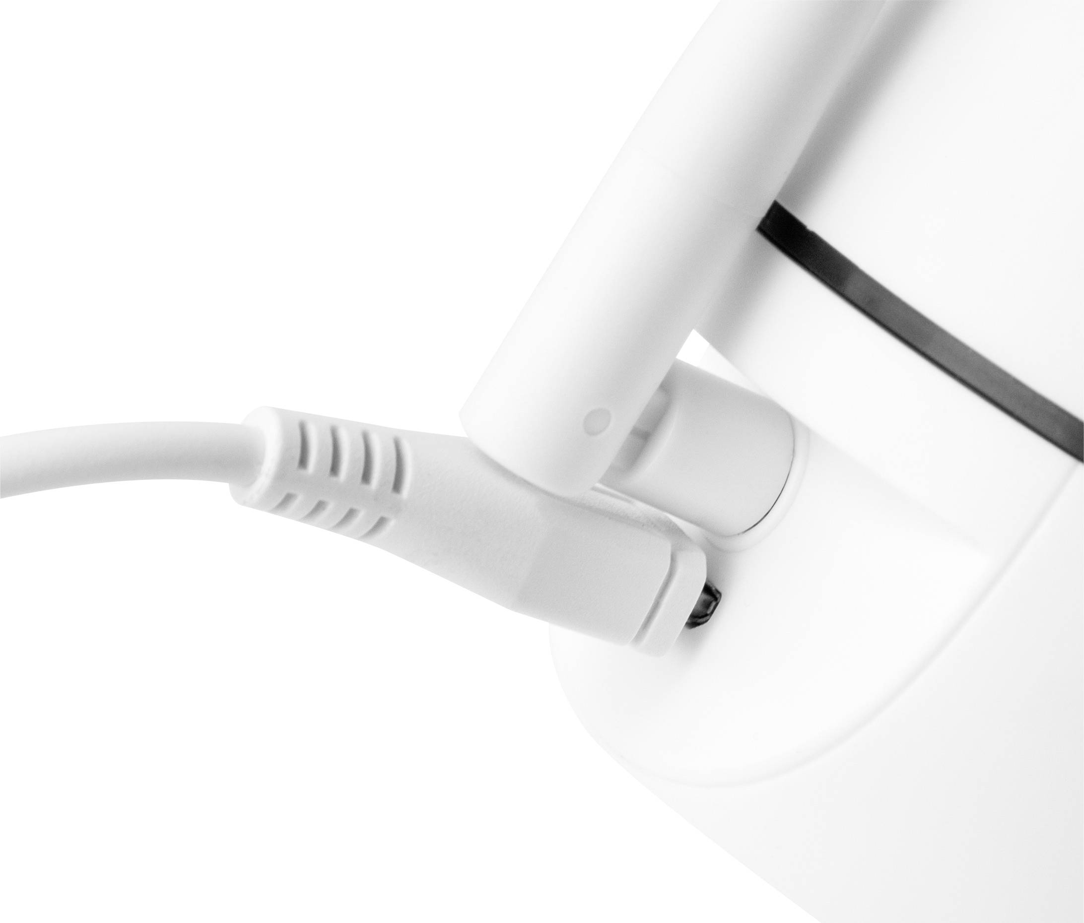 'Close-up van een kabel die is aangesloten op een elektronisch apparaat, toont connectiviteit en moderne technologie.'