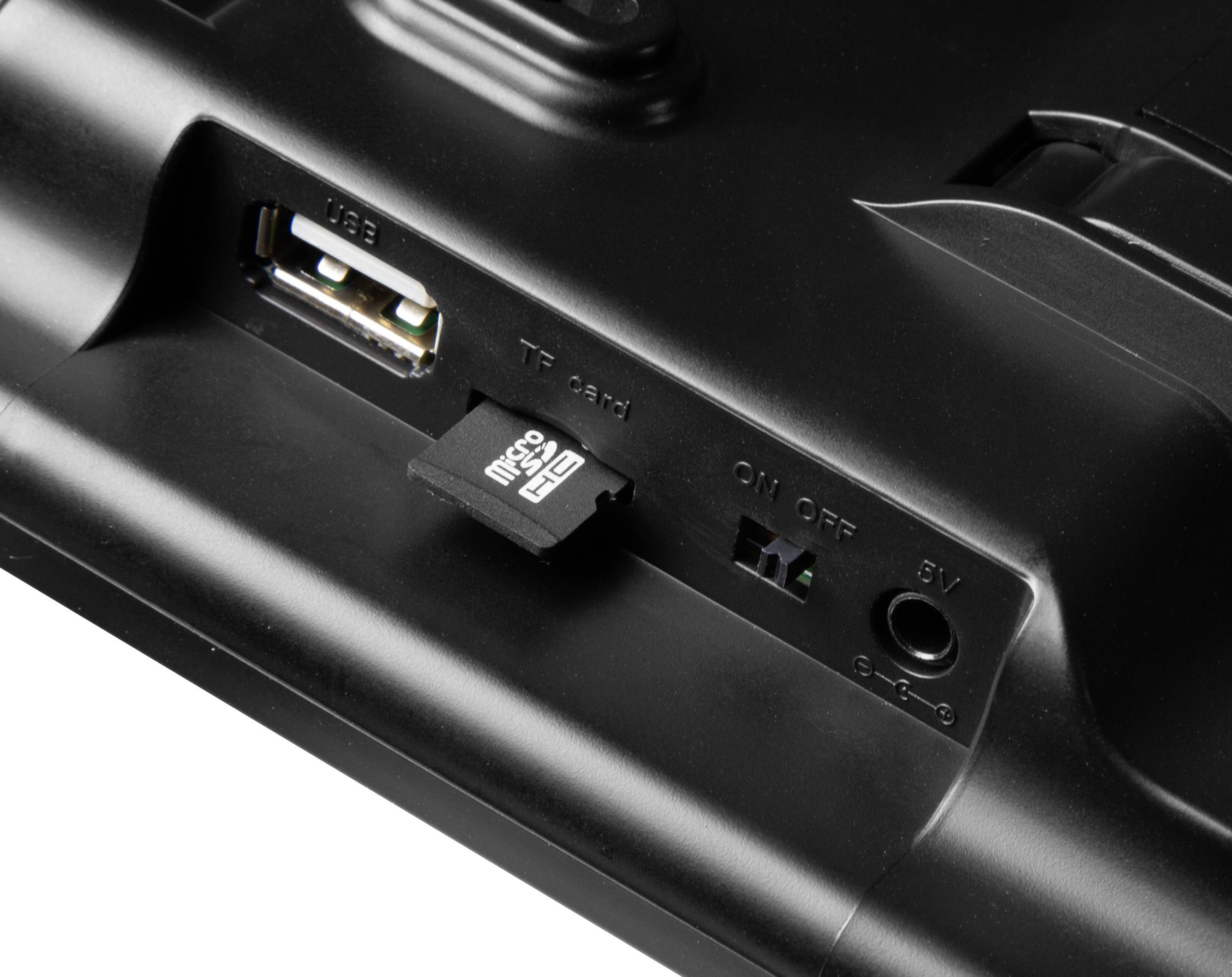 'SD-kaart geplaatst in de sleuf van een elektronisch apparaat. Ernaast USB-poort, aan/uit-schakelaar en stroomaansluiting.'