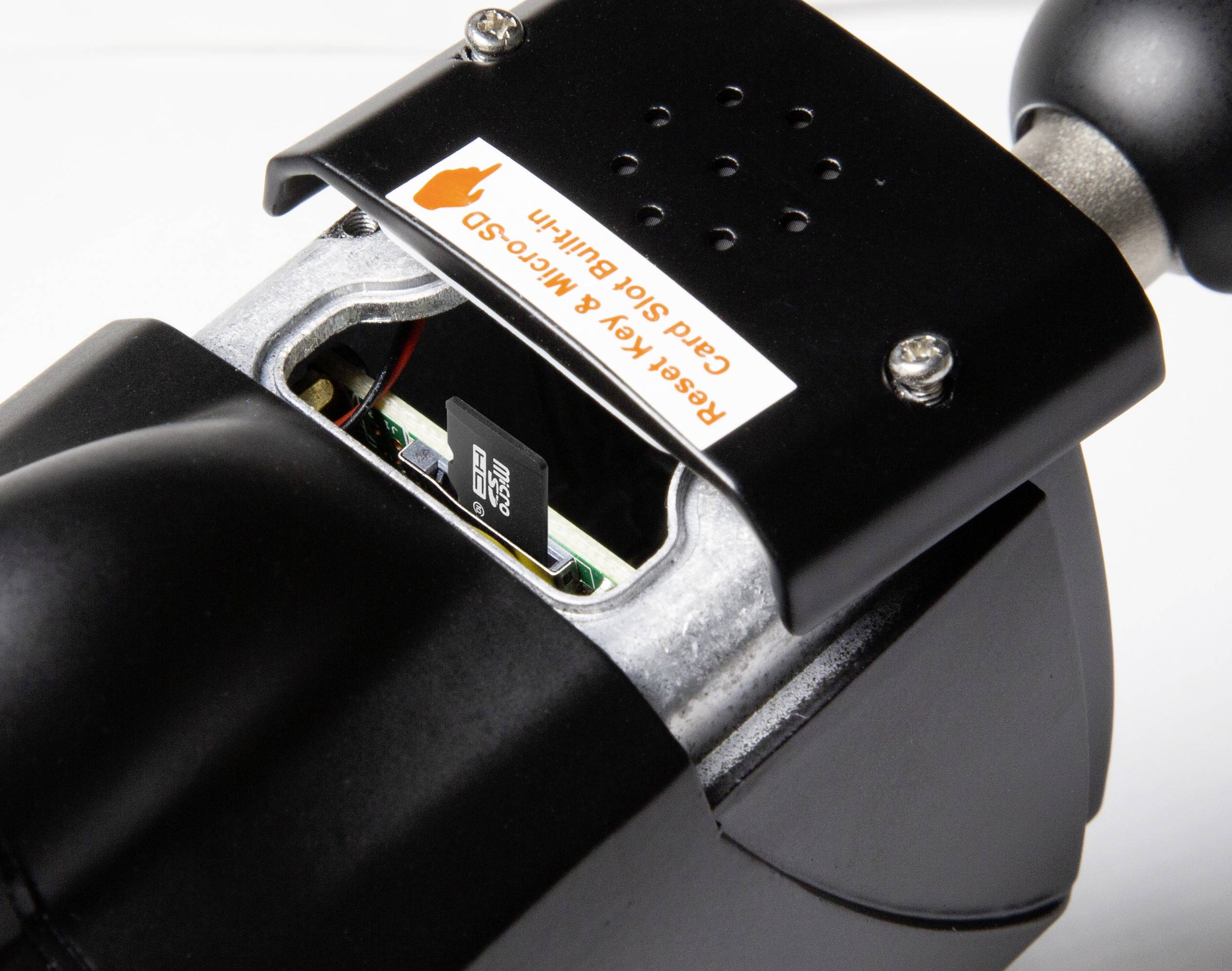 Een geopende kaartsleuf met een microSD-kaart geplaatst in een elektronisch apparaat.