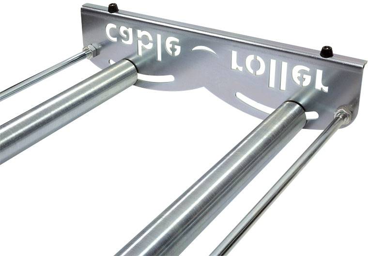 Metalen apparaat met twee lange cilindrische walsen, bevestigd aan een framestructuur met decoratieve uitsnijdingen.