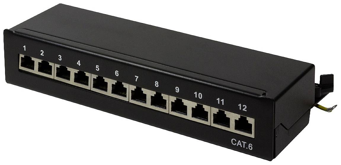Zwart netwerk-patchpanel met 12 genummerde RJ45-poorten, gemarkeerd met 'CAT.6', voor gebruik met Ethernet-kabels.