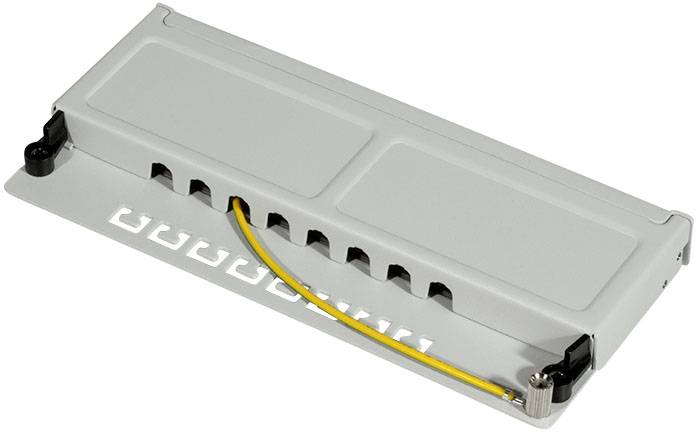 Grijs elektronicamodule met een geel kabel en zwarte aansluitingen op de hoeken, geplaatst op een witte achtergrond.