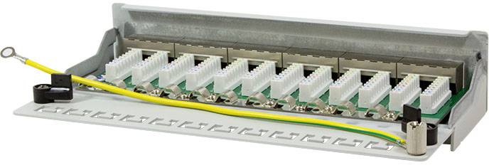 Een open patchpanel met meerdere Ethernet-poorten, kabels en verbindingen, dat wordt gebruikt in een serverruimte-omgeving.