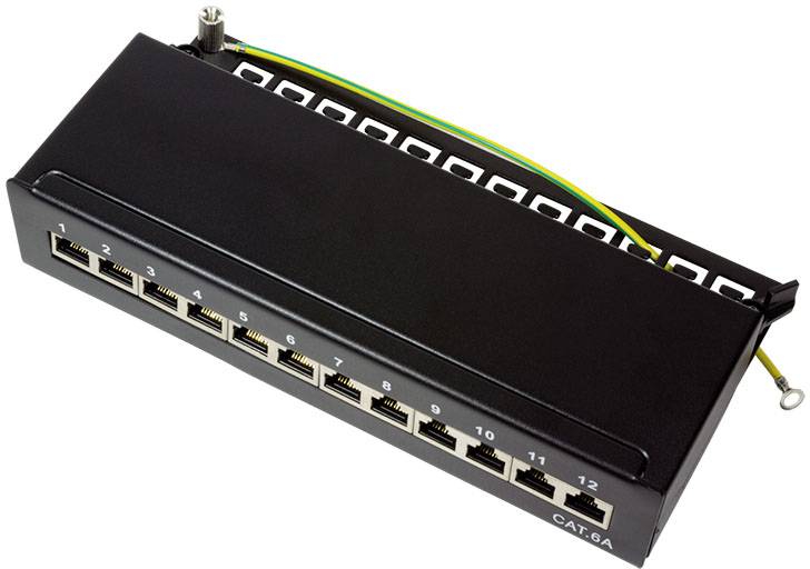 Zwart netwerk-patchpanel met twaalf genummerde Ethernet-poorten in twee rijen. Een geel-groen aardingskabel is aangesloten.