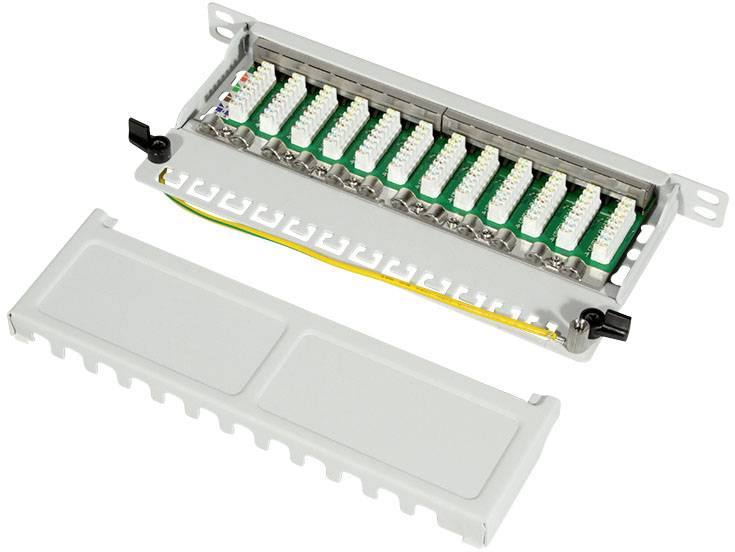 Patchpanel in open aanzicht, toont meerdere kabelaansluitingen en gekleurde kabelmarkeringen voor netwerkverbindingen.